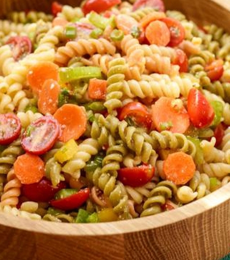 ფერადი მაკარონის სალათის რეცეპტი, რომლის მთავარი ინგრედიენტი იტალიური სალათის საკმაზია.